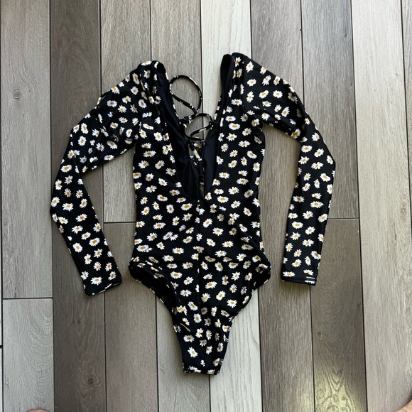 Volcom Women’s Ur A Daisy Long Sleeve One Piece Swimsuit | Size: Xtra Small - Picture 3 of 7